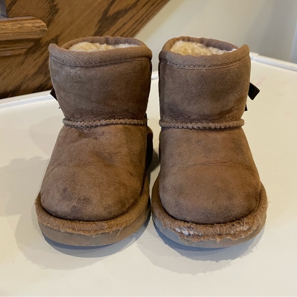 Toddler size 7 Ugg boots - Picture 2 of 3